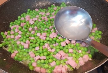 Pasta piselli e prosciutto preparazione 4