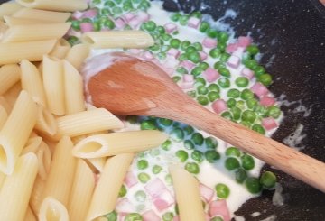 Pasta piselli e prosciutto preparazione 7