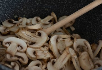 Scaloppine di pollo ai funghi preparazione 0