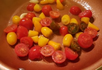 Spaghetti con pomodori colorati preparazione 1