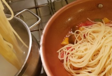 Spaghetti con pomodori colorati preparazione 4