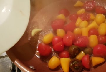 Spaghetti con pomodori colorati preparazione 0