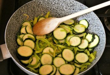 Torta salata con porri preparazione 1