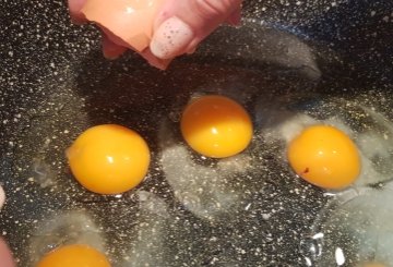 Uova strapazzate al tartufo preparazione 1