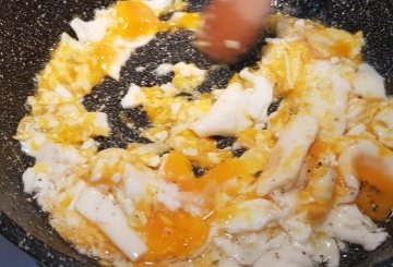 Uova strapazzate al tartufo preparazione 4