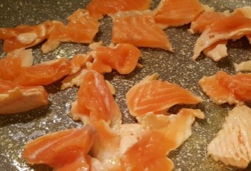 Straccetti di salmone alle mandorle preparazione 0