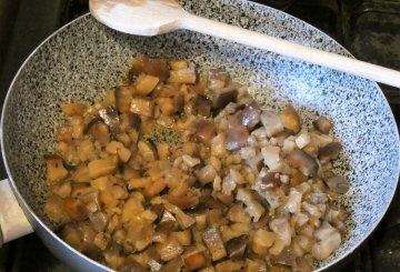 Pasta con melanzane alla mediterranea preparazione 0