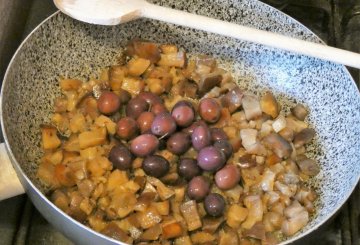 Pasta con melanzane alla mediterranea preparazione 1