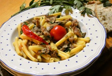 Pasta piccante con funghi e salsiccia preparazione 9