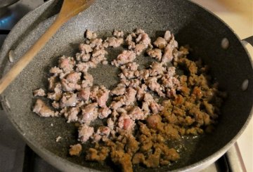 Pasta piccante con funghi e salsiccia preparazione 1