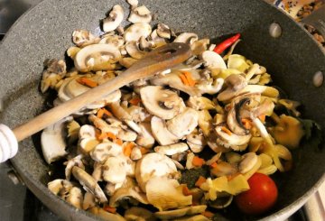 Pasta piccante con funghi e salsiccia preparazione 2