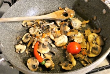 Pasta piccante con funghi e salsiccia preparazione 3