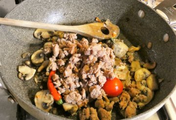 Pasta piccante con funghi e salsiccia preparazione 4