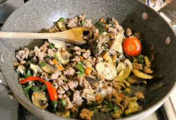 Pasta piccante con funghi e salsiccia preparazione 6