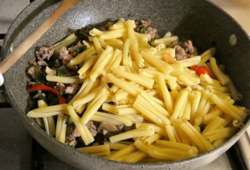 Pasta piccante con funghi e salsiccia preparazione 7