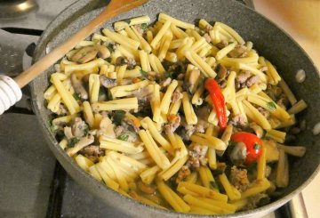 Pasta piccante con funghi e salsiccia preparazione 8