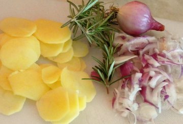Focaccia con patate e cipolle preparazione 0