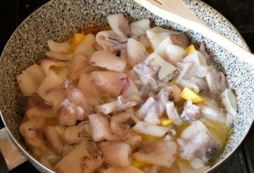 Zuppa di calamari, patate e funghi preparazione 2
