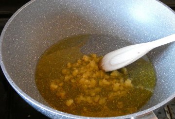 Zuppa di calamari, patate e funghi preparazione 3