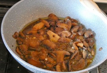 Zuppa di calamari, patate e funghi preparazione 4