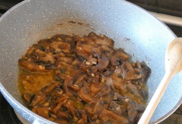 Zuppa di calamari, patate e funghi preparazione 5