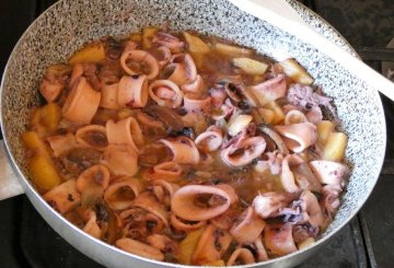 Zuppa di calamari, patate e funghi preparazione 6