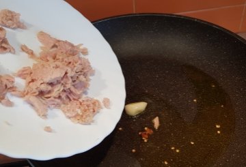 Pasta al tonno e pomodoro preparazione 0