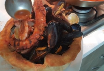 Cestino Di Pizza Ai Frutti Di Mare preparazione 19