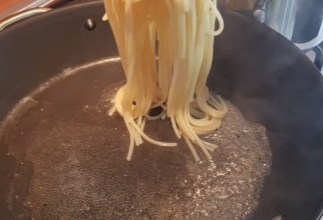 Spaghetti cacio e pepe con le pere preparazione 4