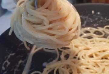 Spaghetti cacio e pepe con le pere preparazione 5
