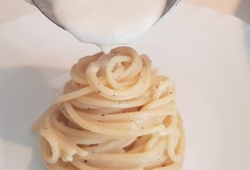 Spaghetti cacio e pepe con le pere preparazione 6