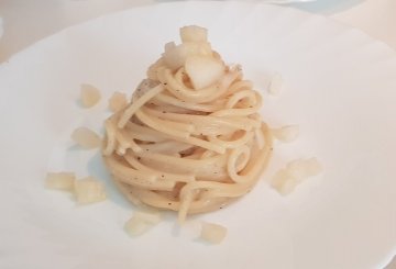 Spaghetti cacio e pepe con le pere preparazione 7