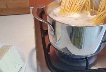 Spaghetti cacio e pepe con le pere preparazione 0