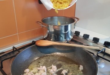 PASTA CON ASPARAGI E SALSICCIA preparazione 3