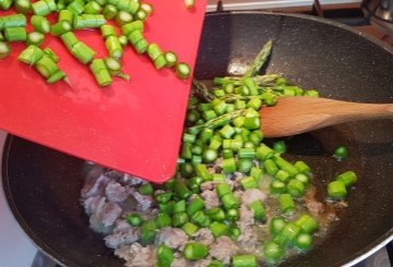 PASTA CON ASPARAGI E SALSICCIA preparazione 4