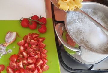 Mezze Maniche con Bottarga e Pomodorini preparazione 0