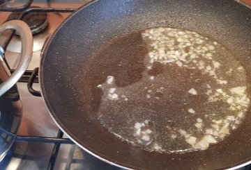 Mezze Maniche con Bottarga e Pomodorini preparazione 1