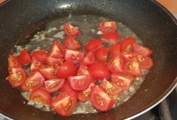 Mezze Maniche con Bottarga e Pomodorini preparazione 2