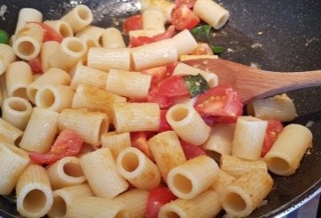 Mezze Maniche con Bottarga e Pomodorini preparazione 4