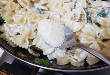 Pasta ricotta e zucchine preparazione 9