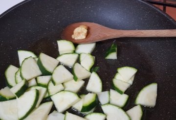 Pasta ricotta e zucchine preparazione 2