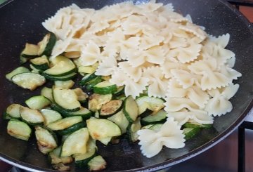 Pasta ricotta e zucchine preparazione 7