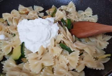 Pasta ricotta e zucchine preparazione 8