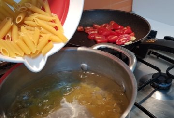 Pasta con Pomodorini e Formaggio Fresco preparazione 0