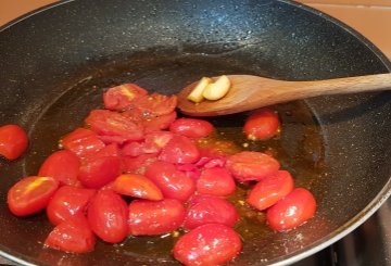 Pasta con Pomodorini e Formaggio Fresco preparazione 1
