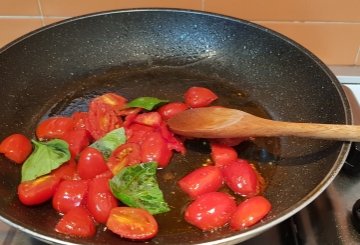 Pasta con Pomodorini e Formaggio Fresco preparazione 2