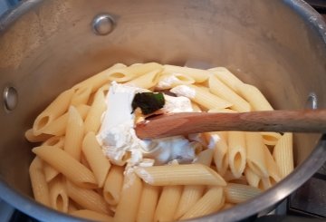 Pasta con Pomodorini e Formaggio Fresco preparazione 3