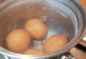 Uova Sode con Pomodorini preparazione 0