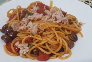 Spaghetti Con Tonno Alla Puttanesca preparazione 7