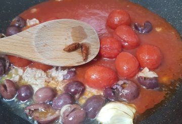 Spaghetti Con Tonno Alla Puttanesca preparazione 1